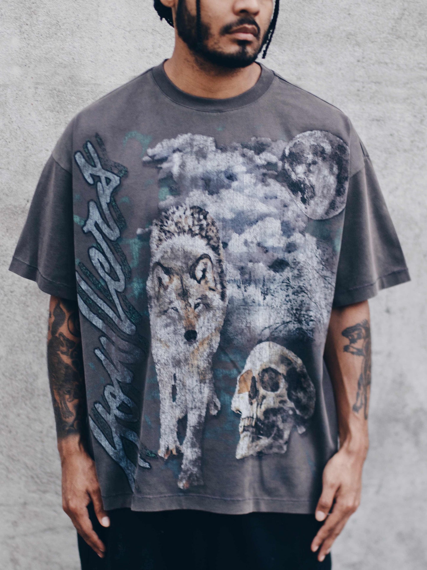 WINTER WOLF TEE [CHARCOAL]